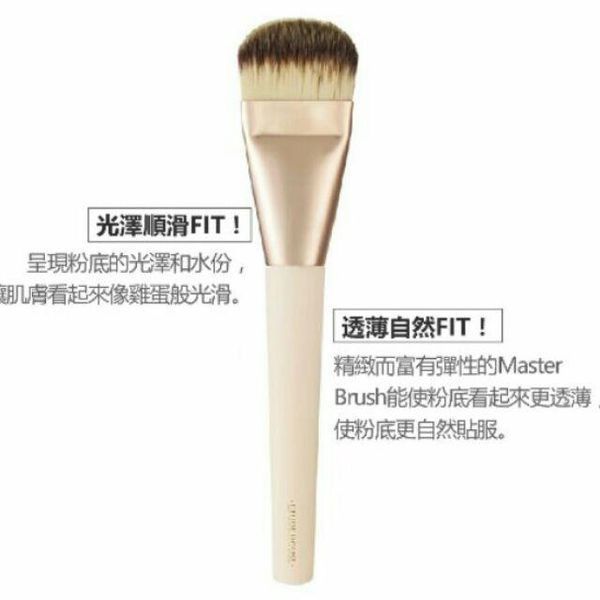 Кисть для нанесения тональных основ Etude House Double Lasting Glow Master Brush 09762 фото
